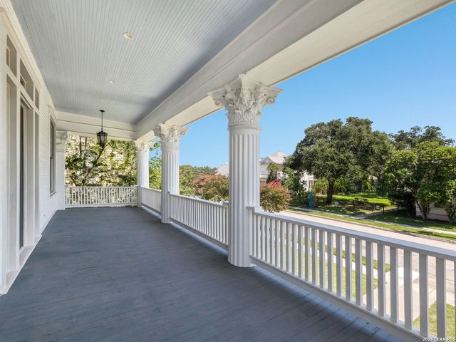 321 E Dewey Place, San Antonio, TX 78212