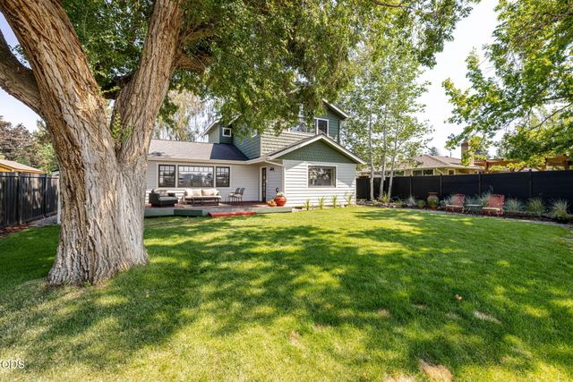 637 NW Canyon Drive, Redmond, OR 97756