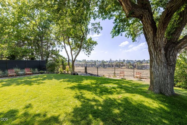 637 NW Canyon Drive, Redmond, OR 97756