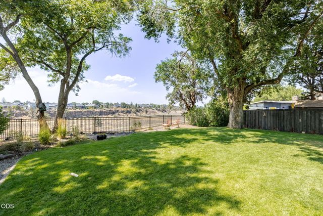 637 NW Canyon Drive, Redmond, OR 97756