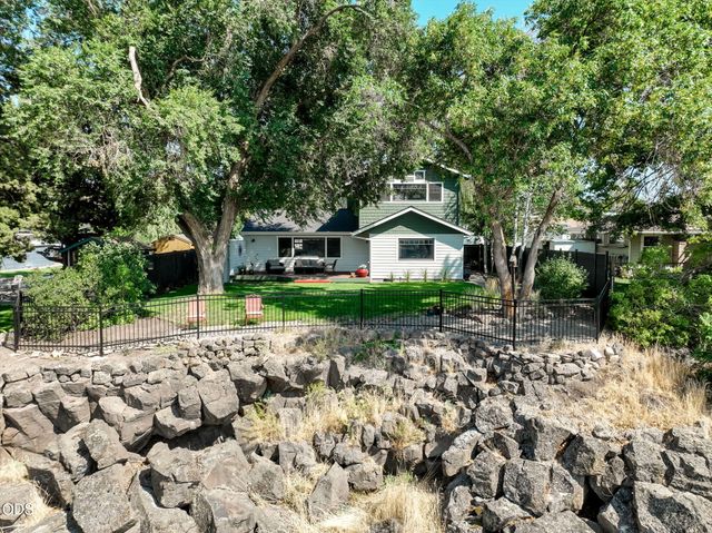 637 NW Canyon Drive, Redmond, OR 97756