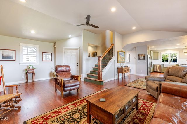 637 NW Canyon Drive, Redmond, OR 97756