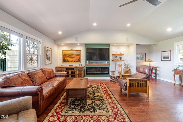 637 NW Canyon Drive, Redmond, OR 97756