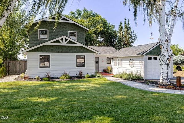 637 NW Canyon Drive, Redmond, OR 97756