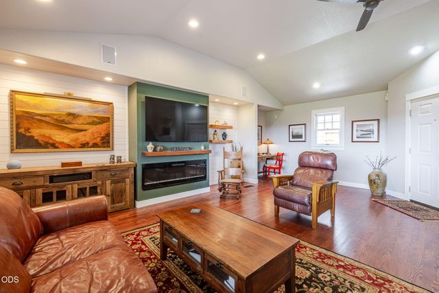637 NW Canyon Drive, Redmond, OR 97756
