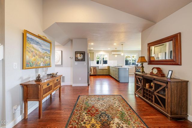 637 NW Canyon Drive, Redmond, OR 97756