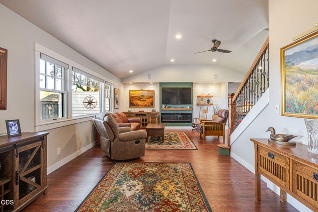 637 NW Canyon Drive, Redmond, OR 97756