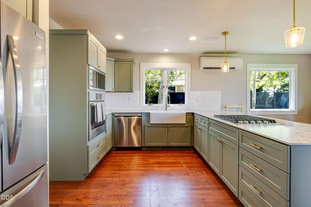 637 NW Canyon Drive, Redmond, OR 97756