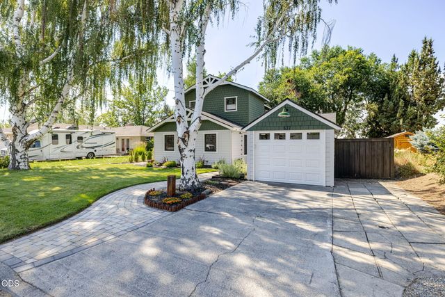637 NW Canyon Drive, Redmond, OR 97756