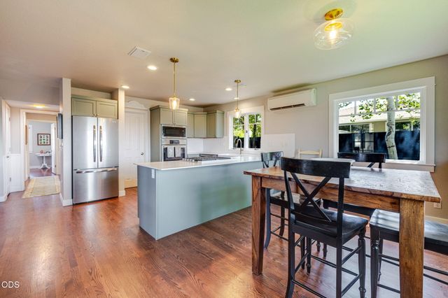 637 NW Canyon Drive, Redmond, OR 97756