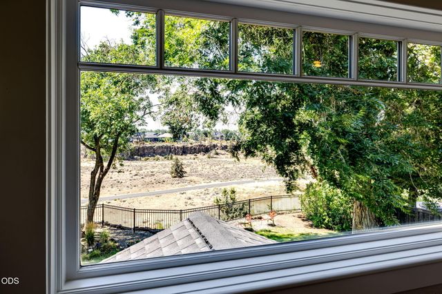 637 NW Canyon Drive, Redmond, OR 97756