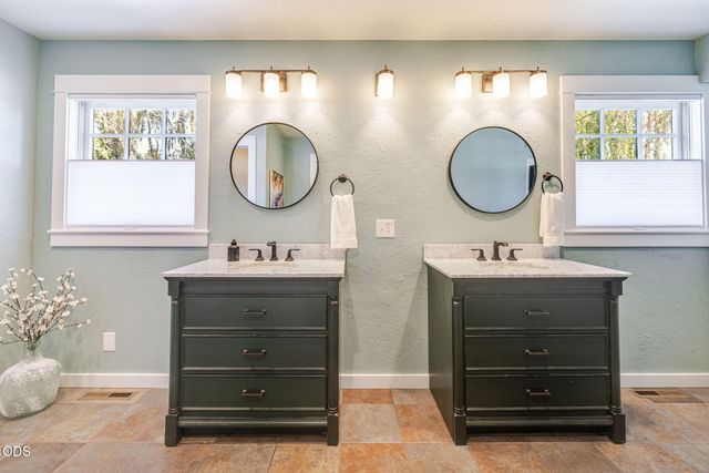 637 NW Canyon Drive, Redmond, OR 97756