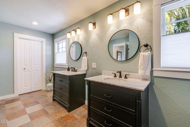637 NW Canyon Drive, Redmond, OR 97756