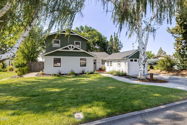 637 NW Canyon Drive, Redmond, OR 97756