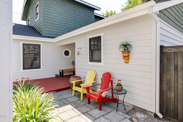 637 NW Canyon Drive, Redmond, OR 97756