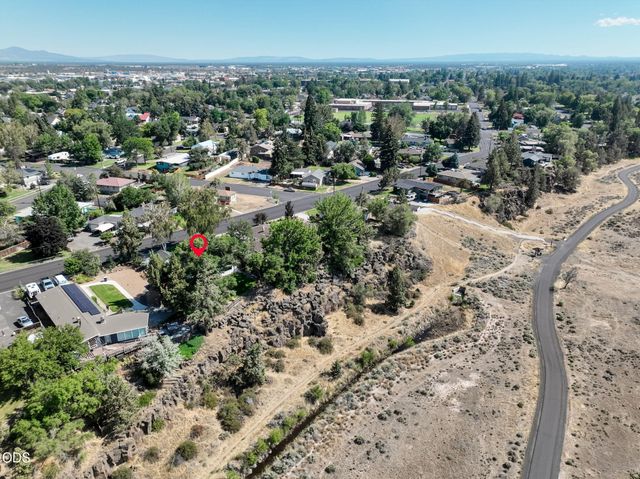 637 NW Canyon Drive, Redmond, OR 97756