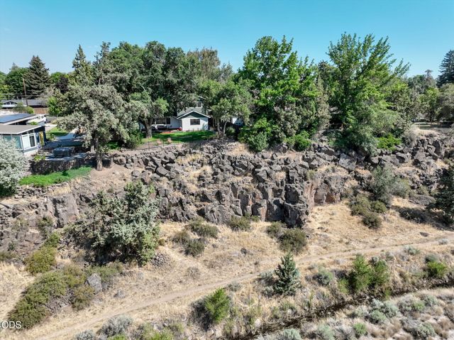 637 NW Canyon Drive, Redmond, OR 97756