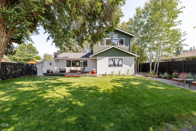 637 NW Canyon Drive, Redmond, OR 97756