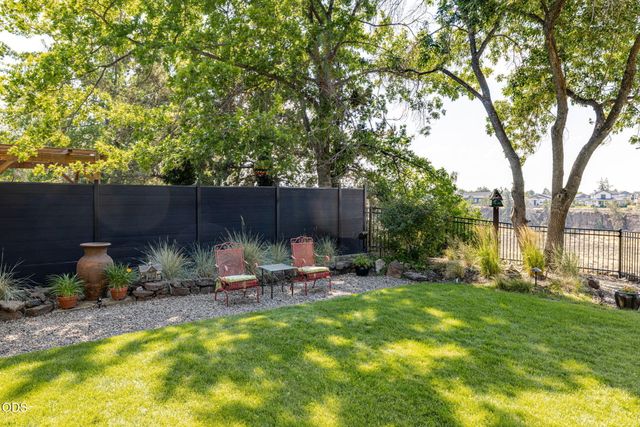 637 NW Canyon Drive, Redmond, OR 97756