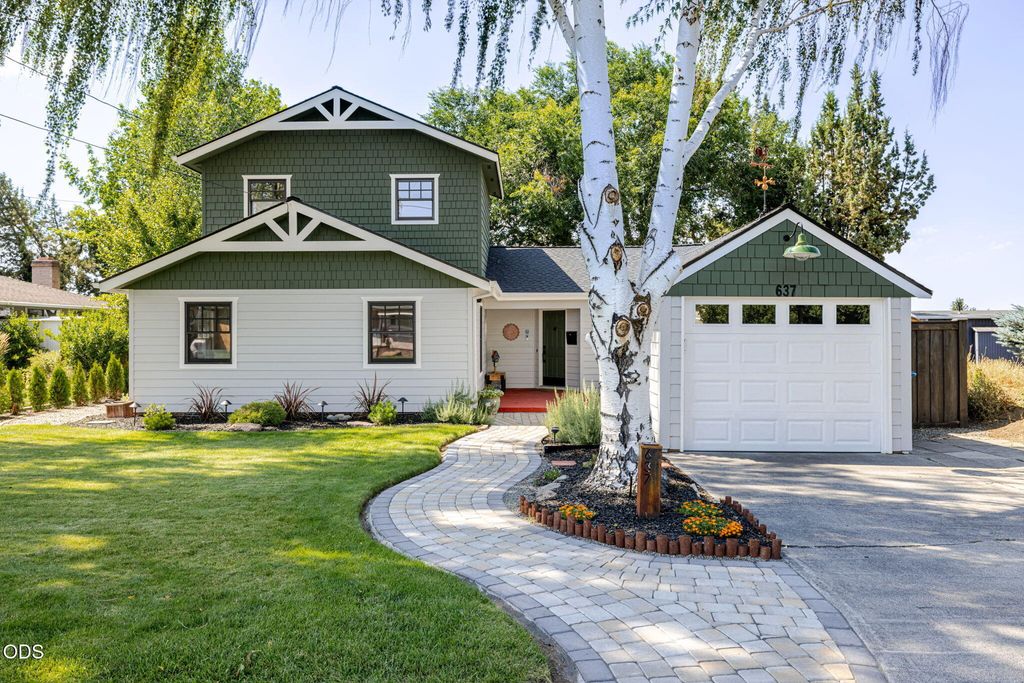 637 NW Canyon Drive, Redmond, OR 97756