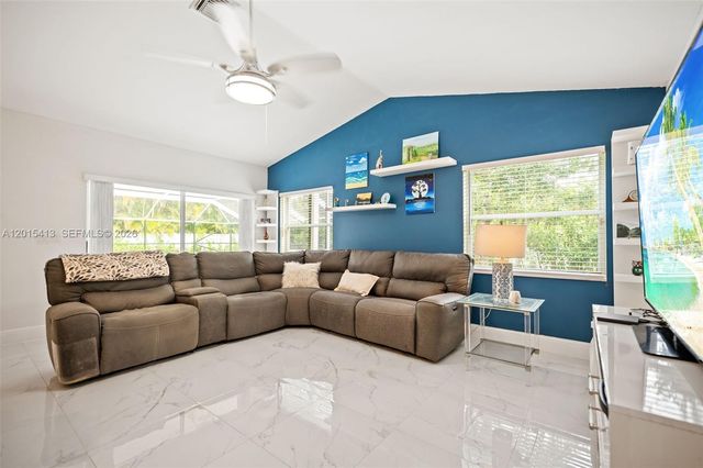 10420 NW 49th Pl, Coral Springs, FL 33076