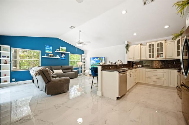 10420 NW 49th Pl, Coral Springs, FL 33076
