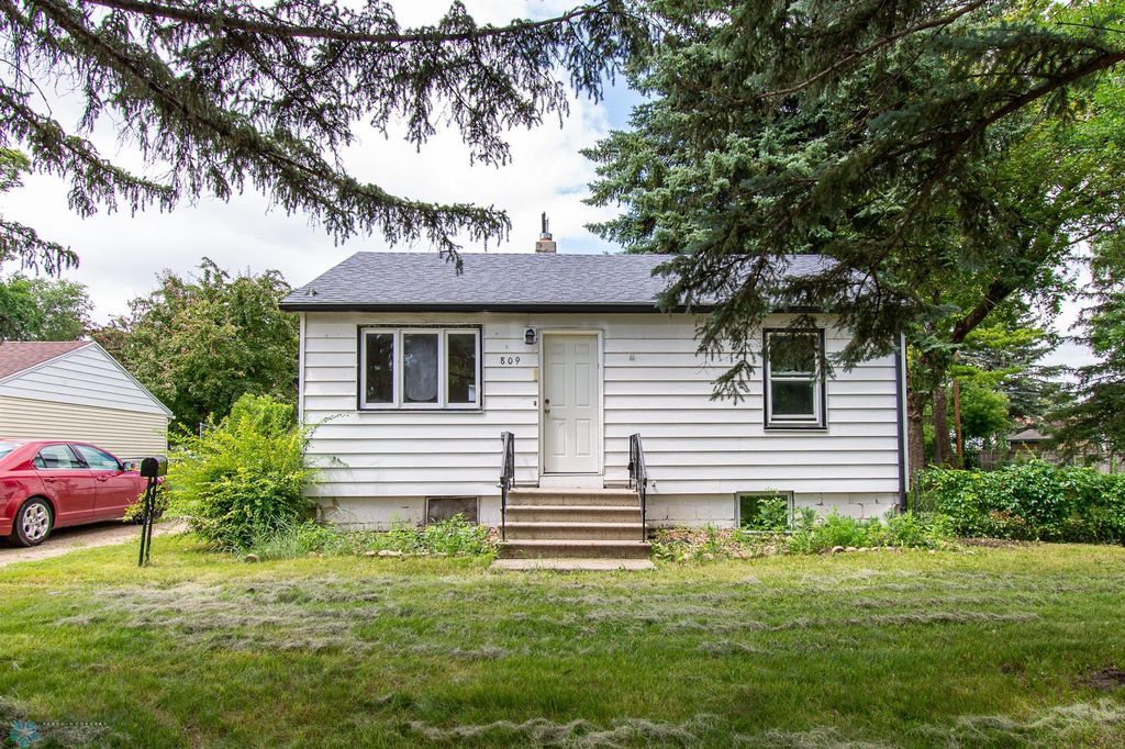 809 18th Street N, Moorhead, MN 56560
