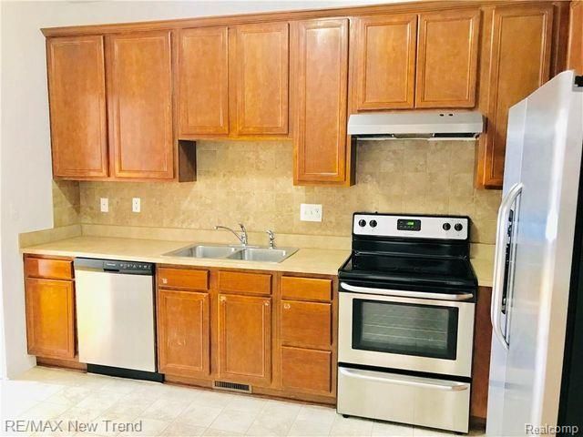 41261 N Maplewood Drive, Canton, MI 48187