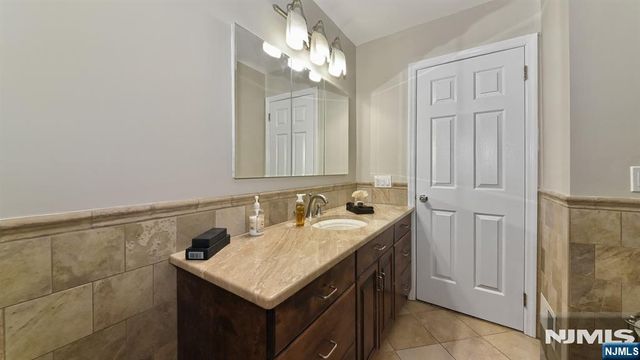 7 Carey Arthur Drive, Wayne, NJ 07470