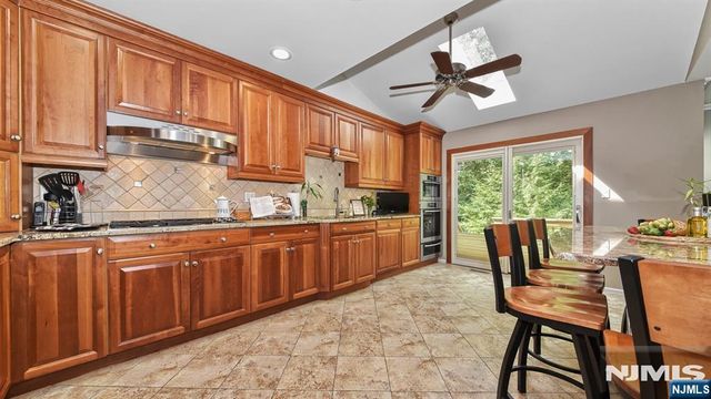 7 Carey Arthur Drive, Wayne, NJ 07470