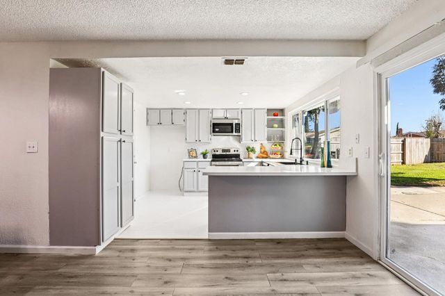 14 Flaum Ct, Sacramento, CA 95823