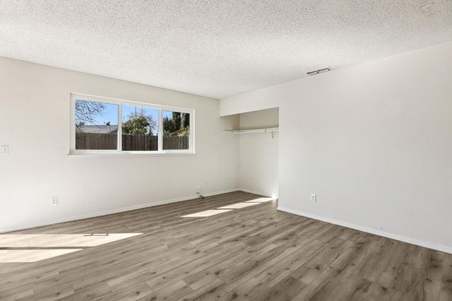 14 Flaum Ct, Sacramento, CA 95823