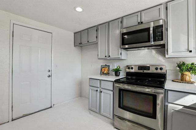 14 Flaum Ct, Sacramento, CA 95823