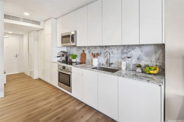 987 Queen Street 1806, Honolulu, HI 96814