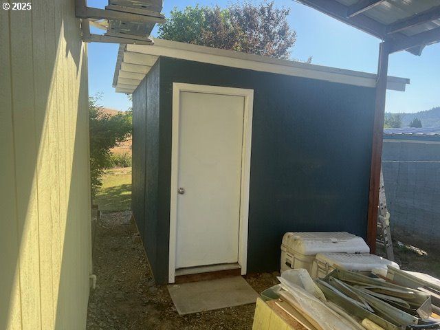 795 E St, Riddle, OR 97469