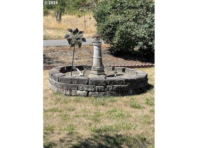 795 E St, Riddle, OR 97469