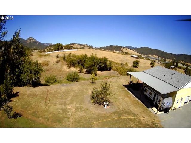 795 E St, Riddle, OR 97469