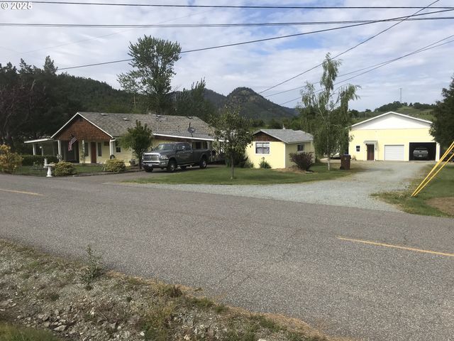 795 E St, Riddle, OR 97469