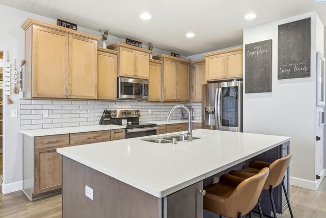 8215 Ashen Dr, Pasco, WA 99301