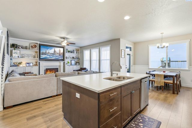 8215 Ashen Dr, Pasco, WA 99301