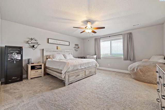 8215 Ashen Dr, Pasco, WA 99301