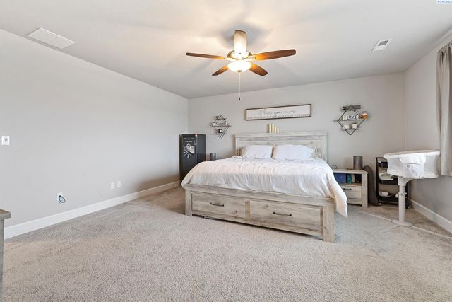 8215 Ashen Dr, Pasco, WA 99301