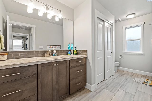 8215 Ashen Dr, Pasco, WA 99301