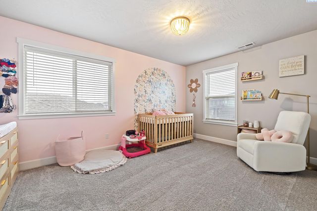 8215 Ashen Dr, Pasco, WA 99301