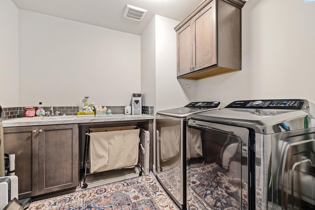 8215 Ashen Dr, Pasco, WA 99301