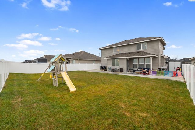 8215 Ashen Dr, Pasco, WA 99301