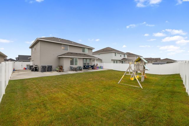 8215 Ashen Dr, Pasco, WA 99301
