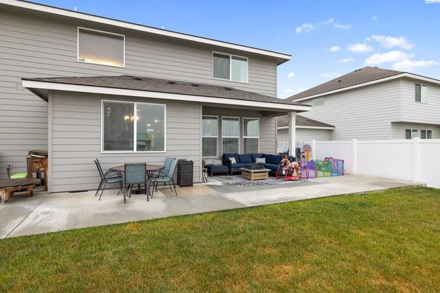 8215 Ashen Dr, Pasco, WA 99301