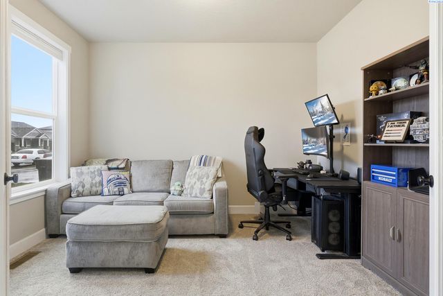 8215 Ashen Dr, Pasco, WA 99301