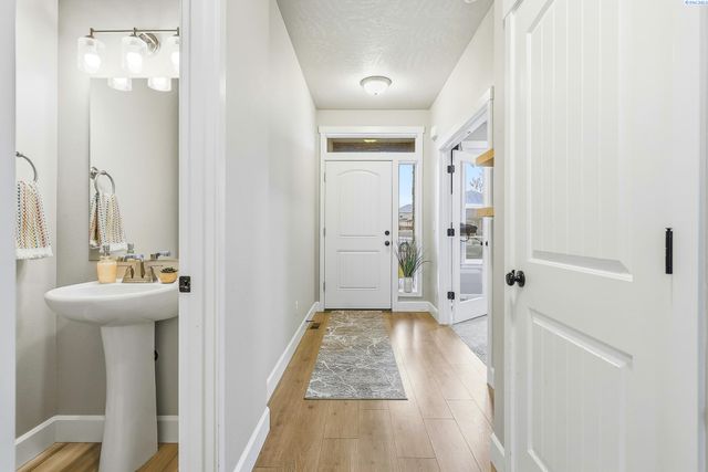 8215 Ashen Dr, Pasco, WA 99301